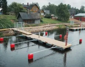 Bådbroer med badbomme og SOS-piedestal ved Värska-havn fra Top Marine