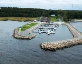 Træpontoner med betonflåd ved Võsu havn fra Top Marine